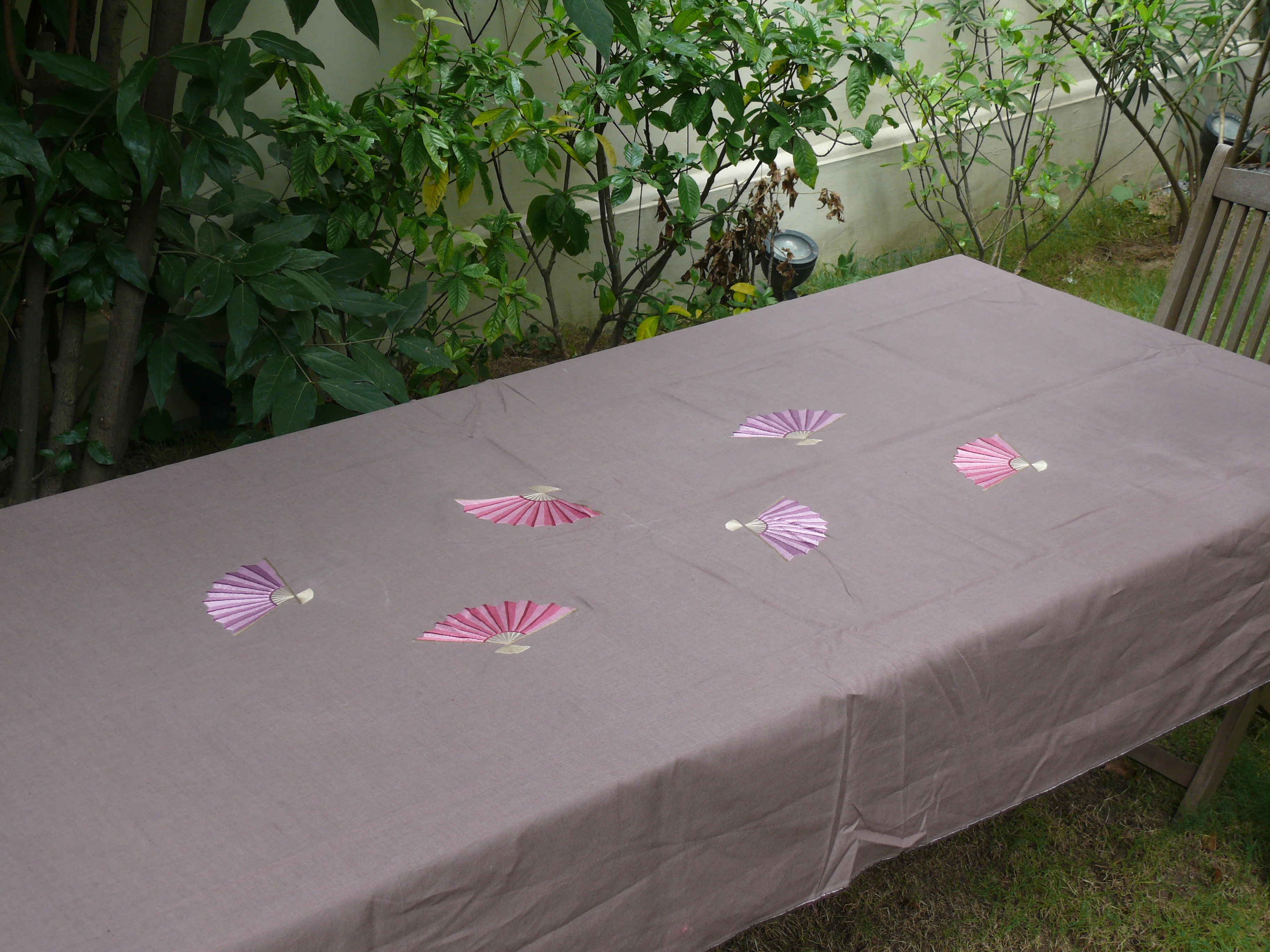Fan Tablecloth – Garden Setting